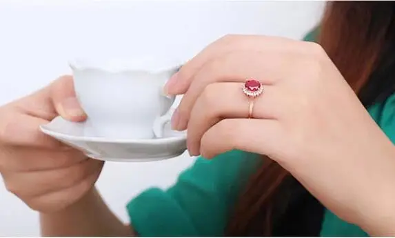 Обручальное кольцо красный цвет драгоценные камни ювелирное изделие подарок для