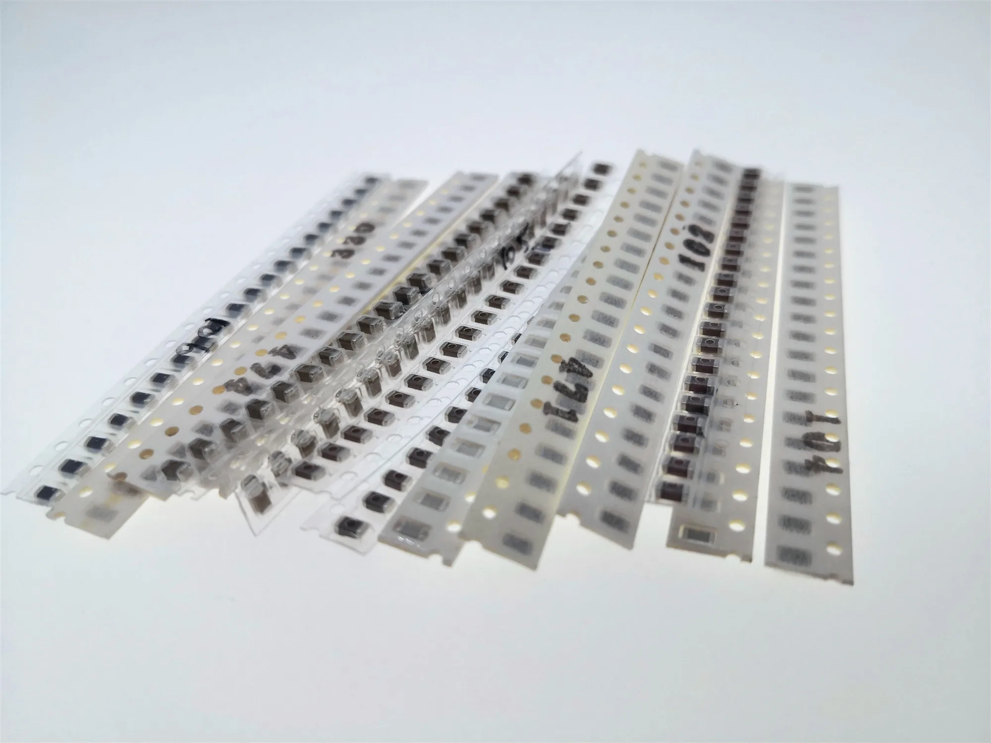 36ValuesX20pcs = 720 шт. 1pF-10uF электронный комплект конденсаторов 1206 0805 0603 SMD Керамика набор различных конденсаторов