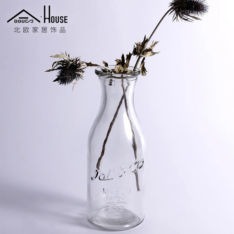 Адозные сушеные цветы в скандинавском минималистичном стиле для спальни