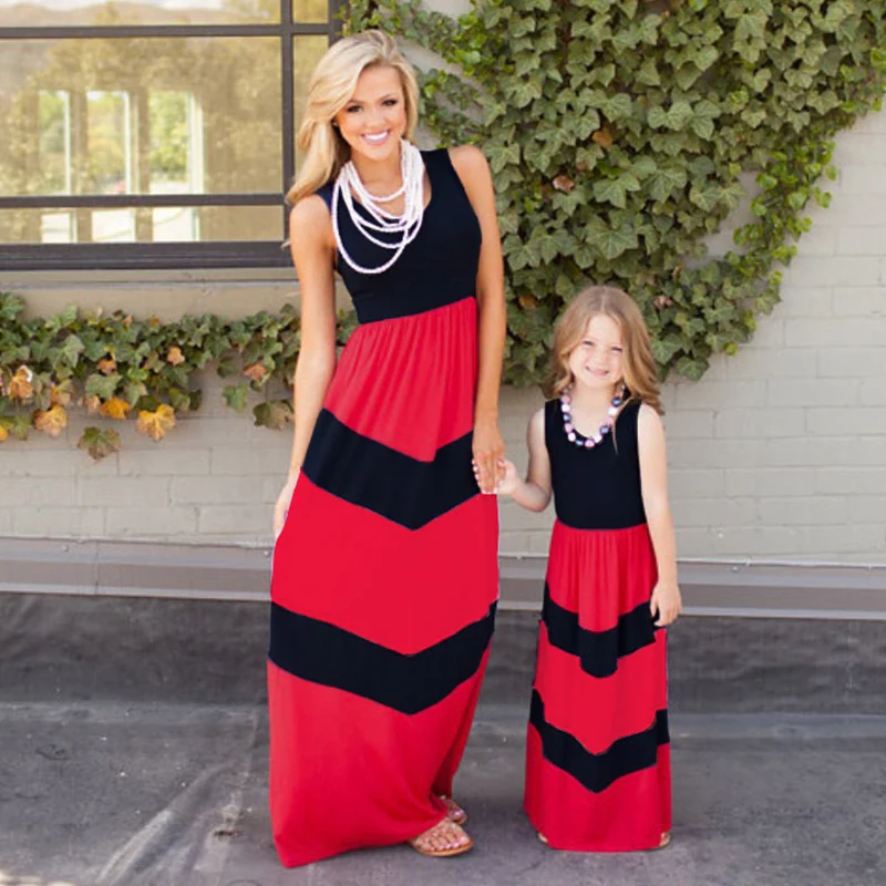 Одинаковые комплекты для семьи летнее платье в полоску мамы и дочки модные