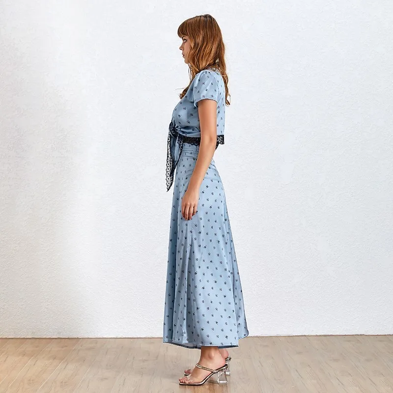 Женский костюм из двух предметов TWOTWINSTYLE летний голубого цвета с кружевом