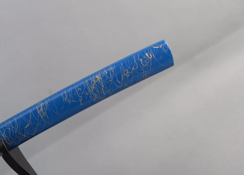 Изящный облегающий золотой меч голубые глянцевые деревянные ножны Сая для