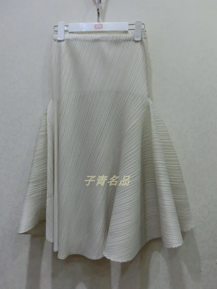 Фото Женская плиссированная юбка Changpleat однотонная неравномерная с эластичной Женская плиссированная юбка Changpleat однотонная неравномерная с эластичной