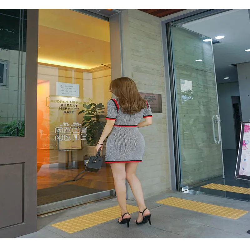 Женское трикотажное платье на кнопках модное без рукавов с круглым вырезом