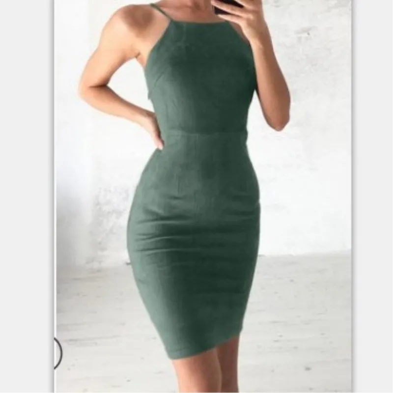 Женское платье карандаш на бретельках элегантное облегающее без рукавов с