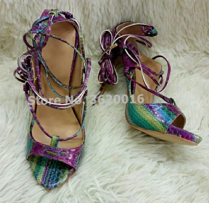 Лидер продаж Раскрашенная змеиной с перекрестными ремешками обувь Для женщин
