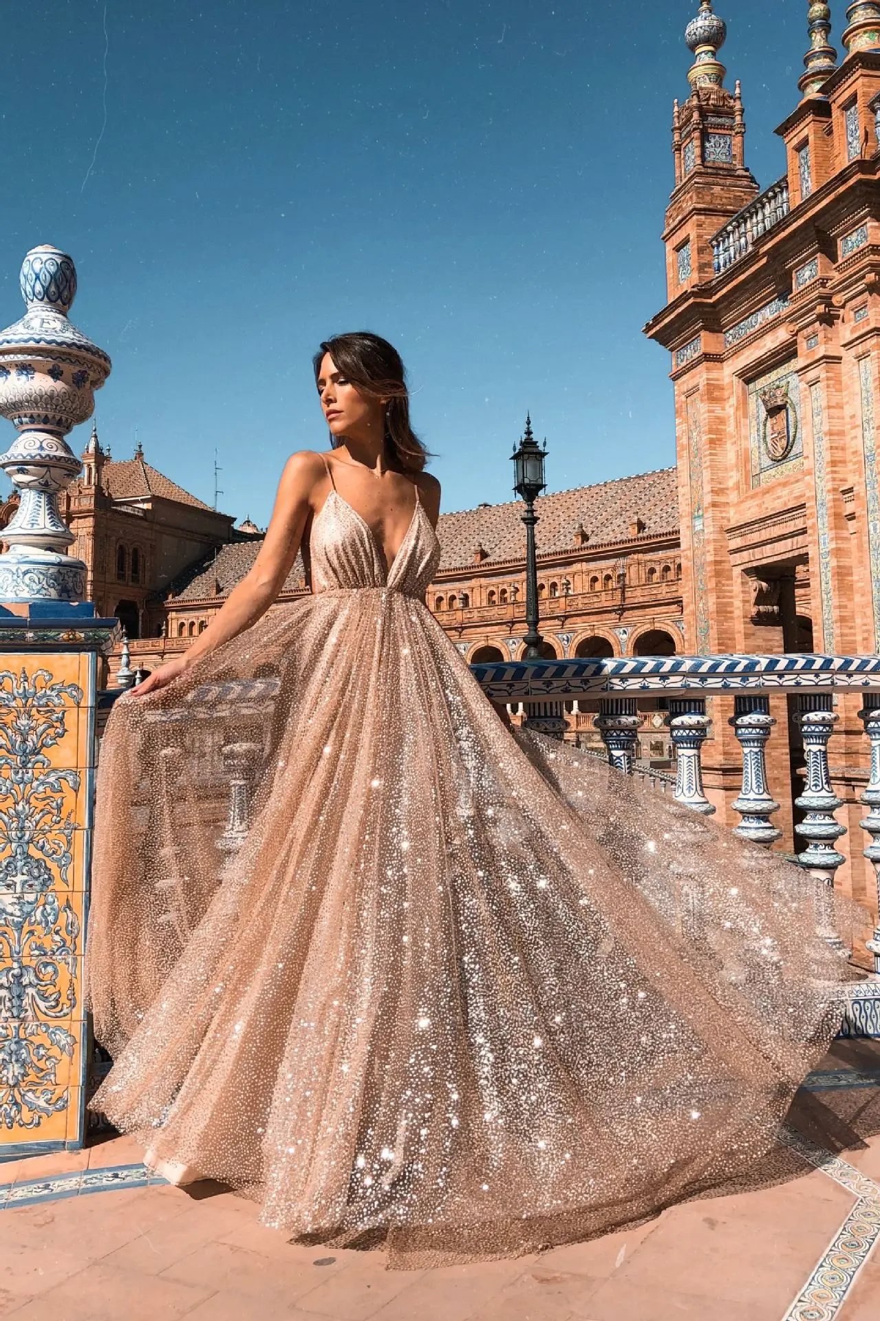 Платье на бретельках с треугольным вырезом в европейском и американском стиле