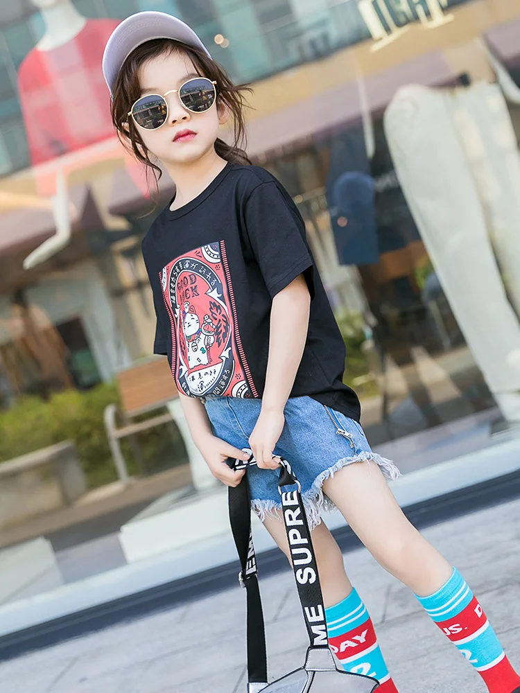 Черно белая футболка с принтом летняя короткими рукавами для девочек на день