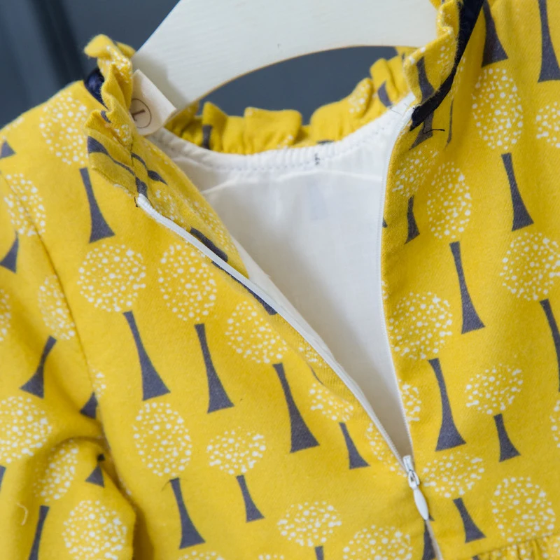 Желтое платье для маленьких девочек с длинными рукавами и круглым вырезом