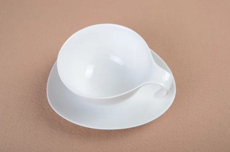 Стильная керамическая сервировочная чаша и тарелка фарфоровая обеденная чашка с