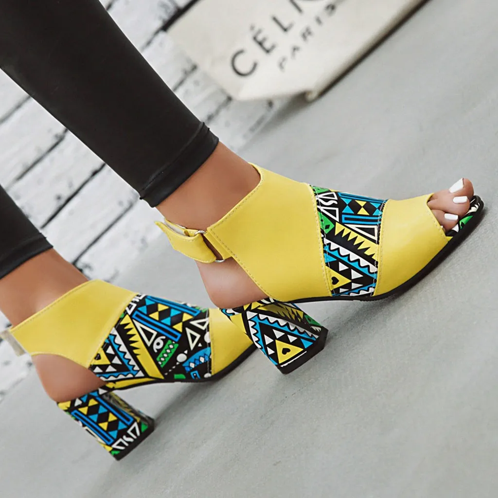 Женские летние сандалии на среднем каблуке с пряжкой и открытым носком