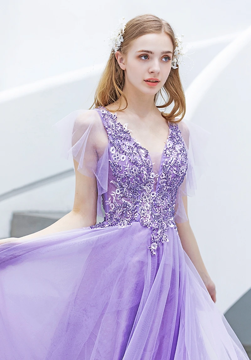 Вечернее платье из тюля светло-фиолетового цвета с V-образным вырезом и