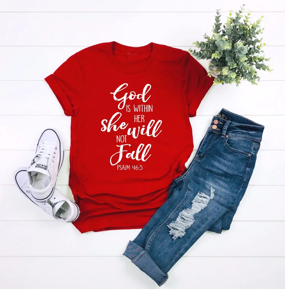 Футболка с надписью God Is in Her Not Fall Рождественский христианский слоган красная