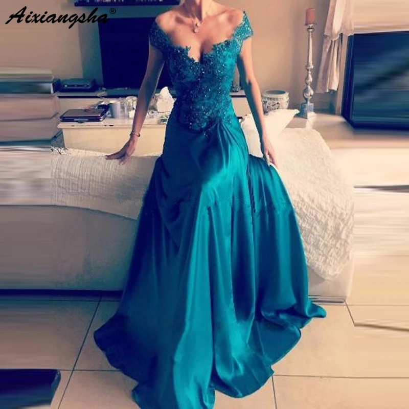 Элегантное длинное вечернее платье с открытыми плечами атласное аппликацией и