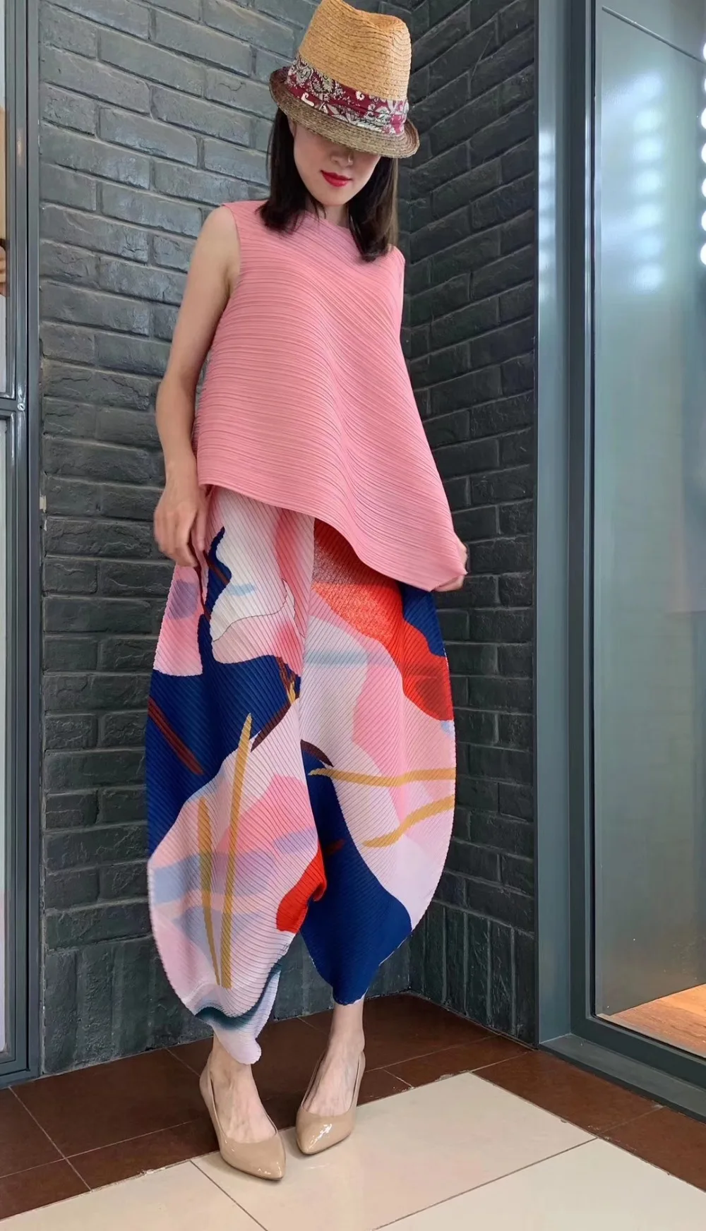 Miyake/ ; однотонная Асимметричная футболка без рукавов с круглым вырезом+ штаны-шаровары с принтом; костюм