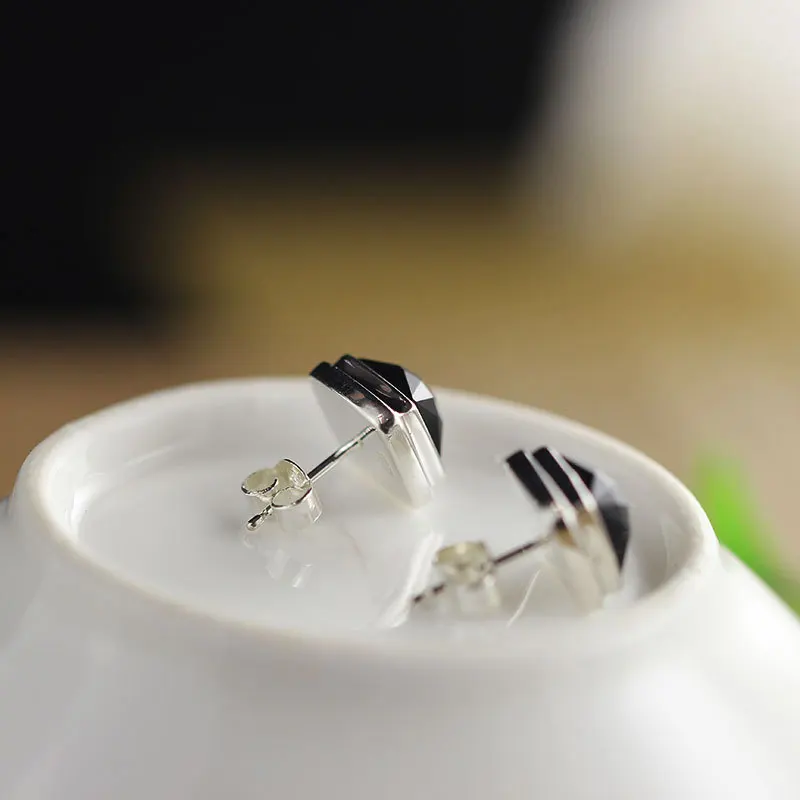 Женские и мужские серьги-гвоздики с инкрустированным черным камнем ручной