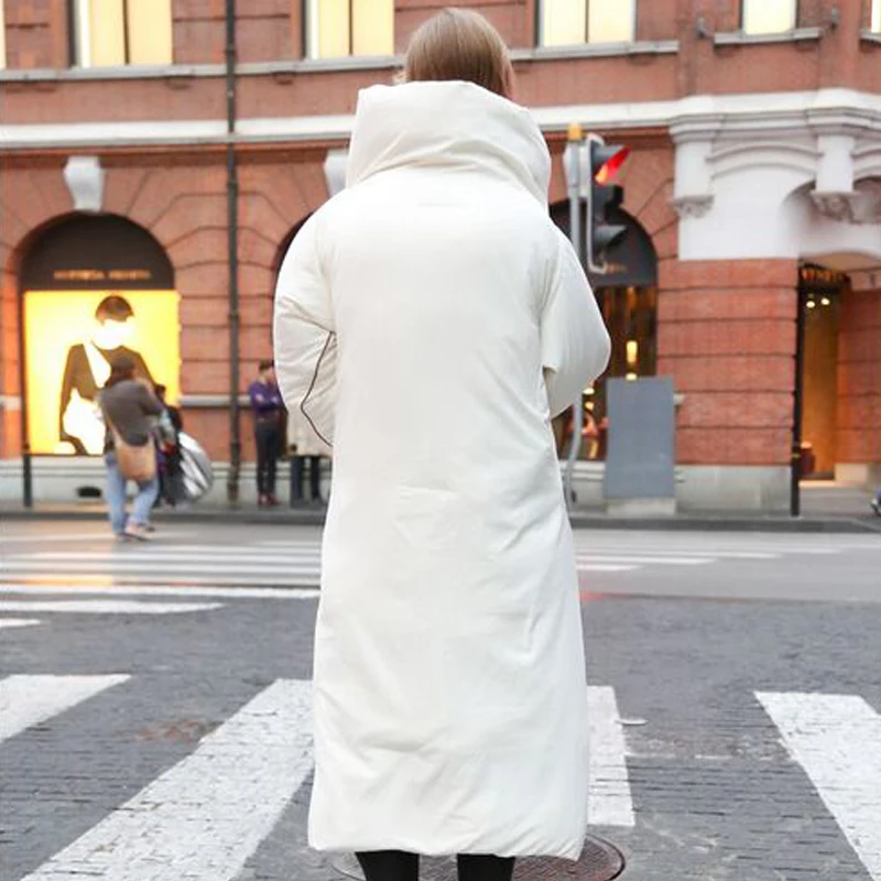 Женская длинная куртка на белом утином пуху теплая свободная парка в европейском