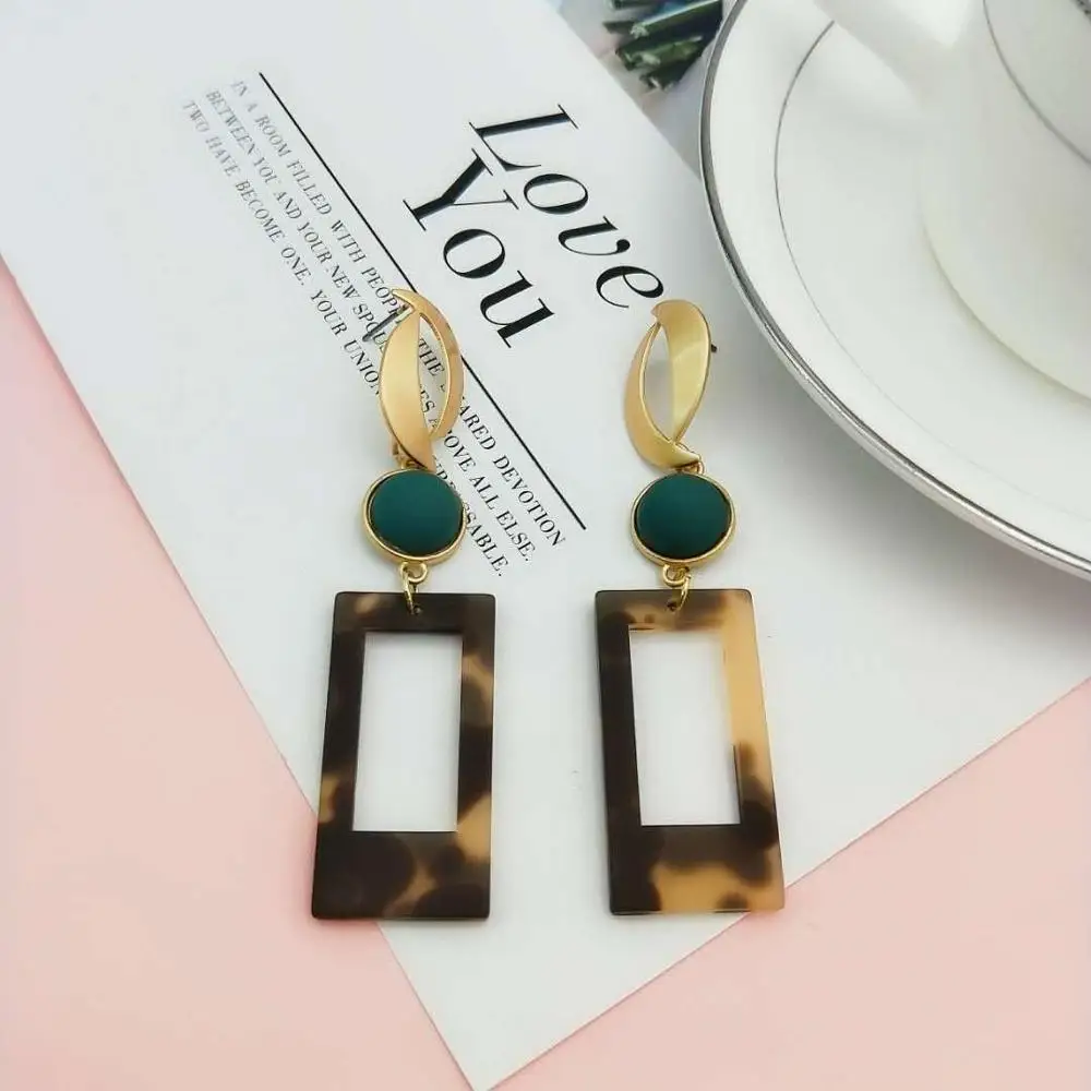 Серьги-подвески из акрила хорошего качества с матовым золотым покрытием |