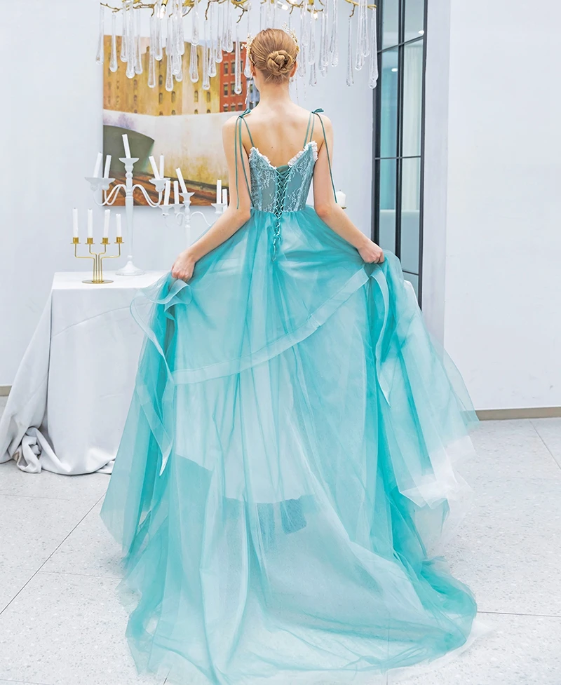 Светло-голубое женское элегантное вечернее платье на тонких бретельках с