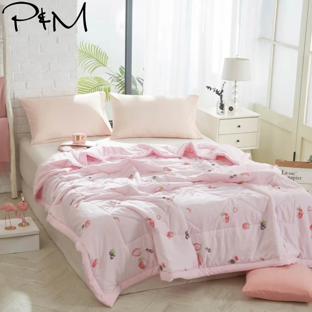 Стеганое одеяло из полиэстера с розовой клубникой тонкое летнее стеганое размер