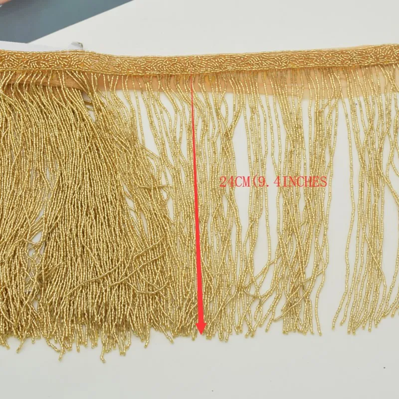 Золотистая отделка из массивных бусин и кисточек для танцевального костюма