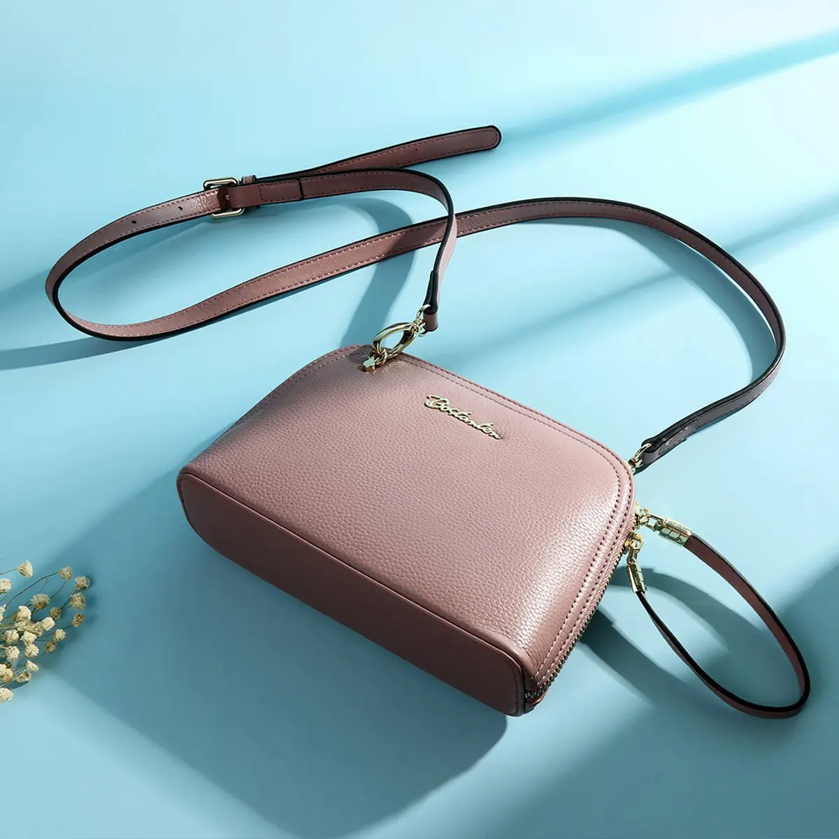 Женская сумка мессенджер с ремешком botanten маленькая из натуральной воловьей кожи