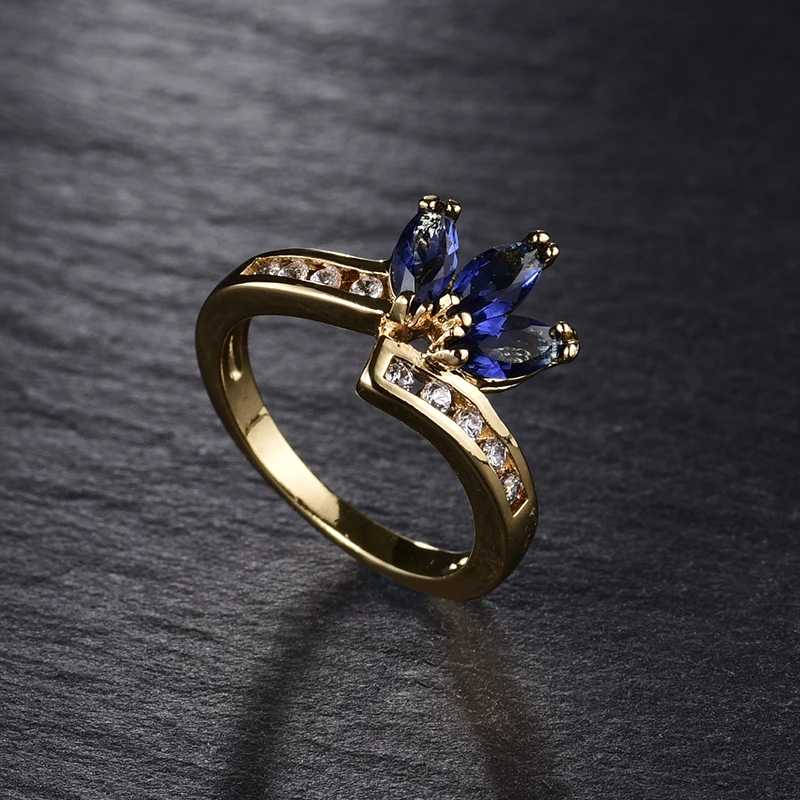 Женское коктейльное кольцо BUDONG золотистое с кристаллами Zicronia синей короной