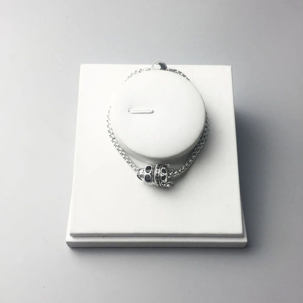 Браслет-цепочка из серебра 925 пробы с застежкой-пряжкой и бусинами в виде черепа