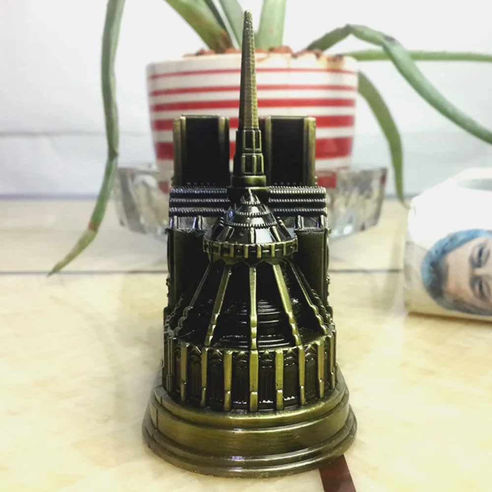 Миниатюрная винтажная металлическая модель здания в стиле Парижской Богоматери