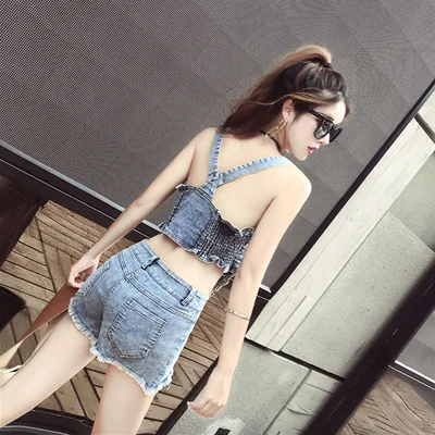 Женский джинсовый костюм комплект из двух предметов укороченный топ на тонких