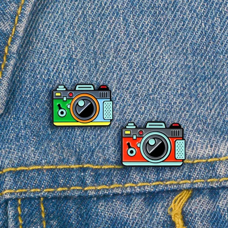 Милая разноцветная брошь из сплава в форме камеры с изображением героев