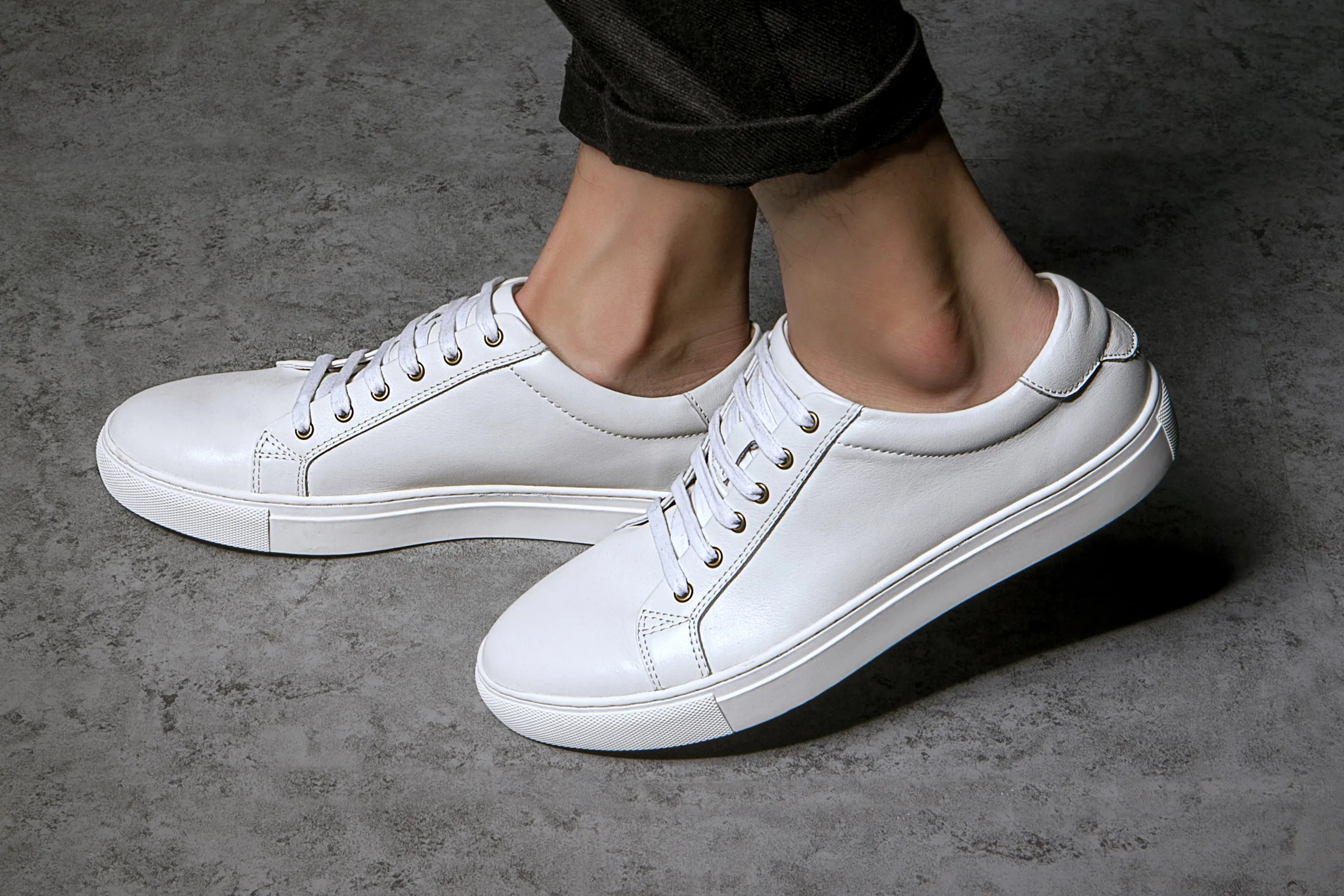 

2020 Summer New Men Casual Shoes Breathable Wear Resistant Shoes Leather shoes White Round Toe Lace up Flat leather sneakers