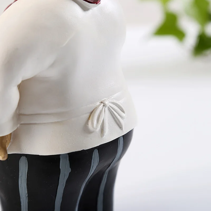 Шеф-повар Среднего Востока удерживает пиццу декоративные фигурки фаст-фуд