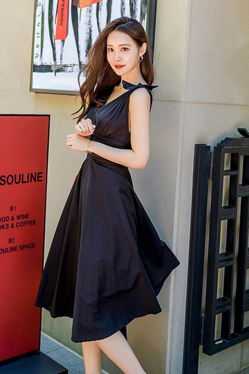 Женское модельное вечернее платье дизайнерское длинное без рукавов с v-образным