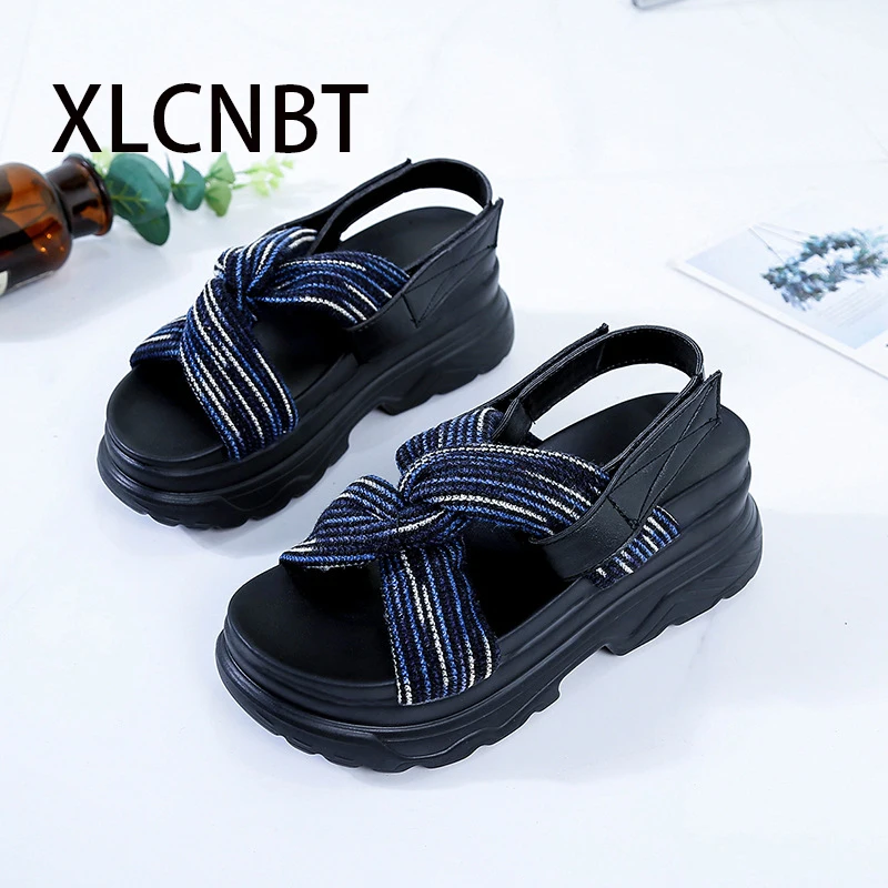 Босоножки на танкетке и платформе Новинка 2019 года женские шлепанцы Летняя обувь