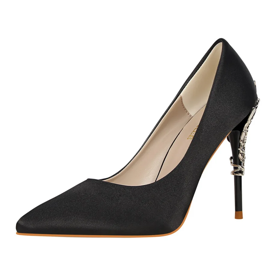 Женские вечерние туфли лодочки на высоком каблуке украшенные металлическими