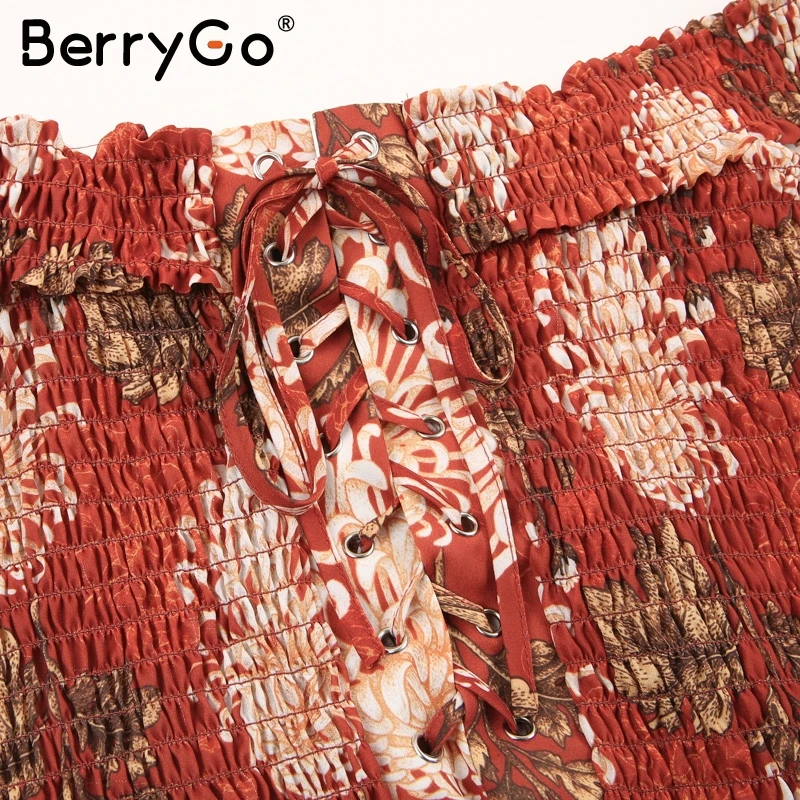 Женский комбинезон на бретельках BerryGo короткий с открытыми плечами и цветочным