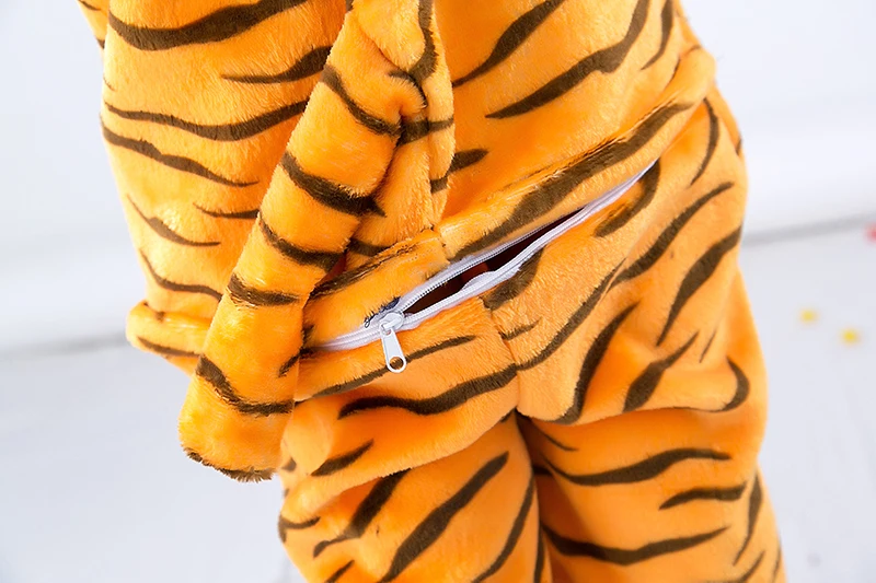 Детский комбинезон кигуруми с тигром в полоску и мультяшными животными для