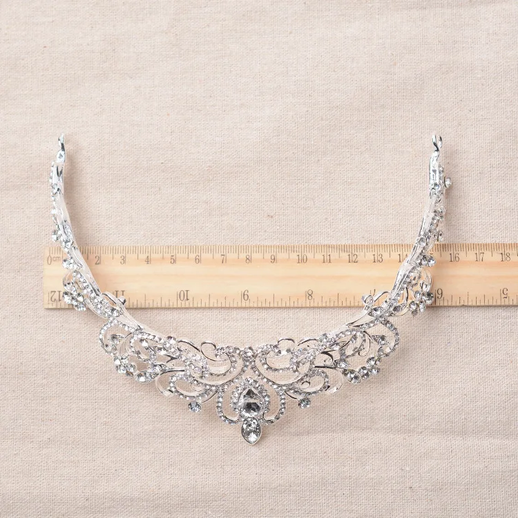 

The bride's headdress is used for the wedding ceremony of the crown jewels of Europe and America.