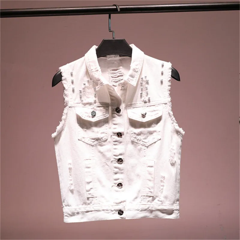 Женский джинсовый жилет с заклепками короткий облегающий со стразами для
