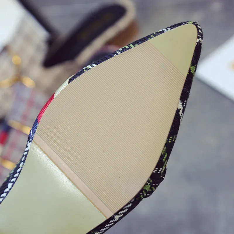 Новинка 2018 года летние женские шлепанцы с металлическим украшением острым