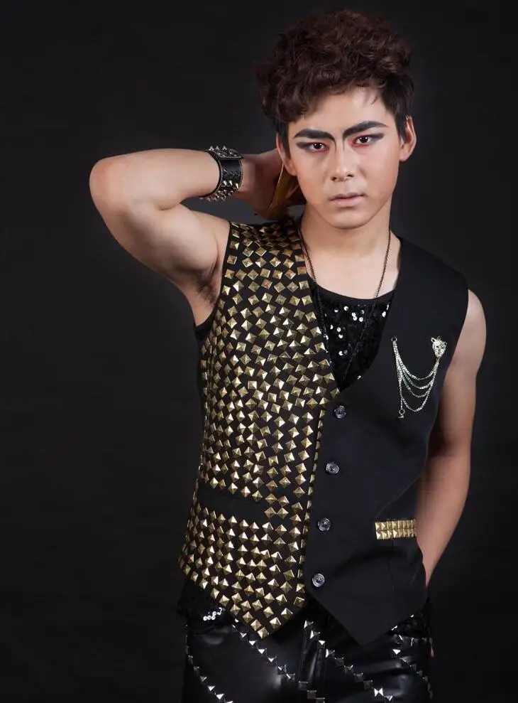 Черный летний стильный тонкий мужской жилет с серебряными золотыми заклепками