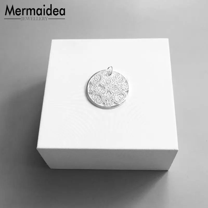 Кулон с большим орнаментом и белым кубическим цирконием Модная бижутерия 2020