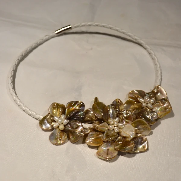 Перламутровое ювелирное изделие ожерелье в виде цветка с белой кожей|mother of pearl