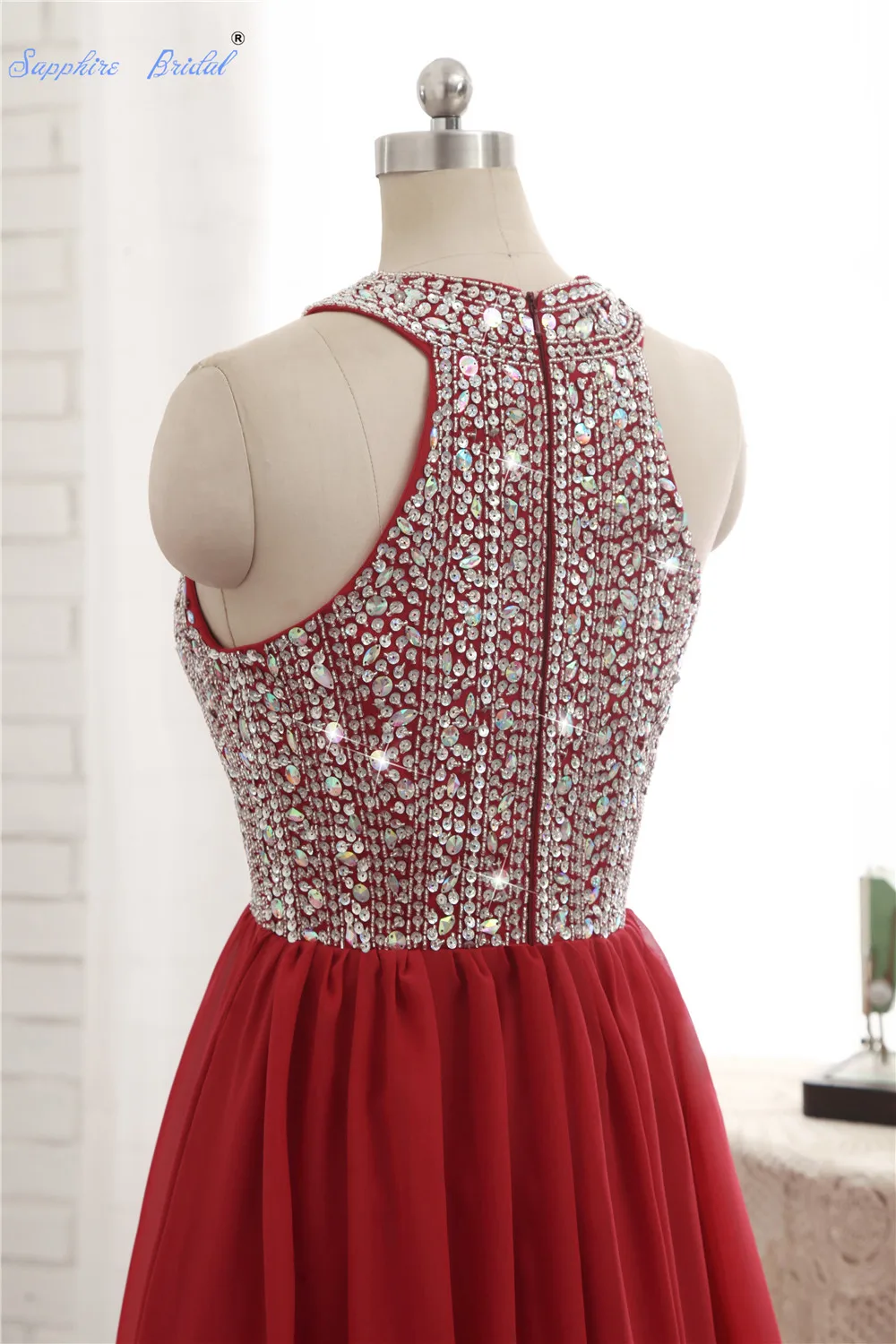 Вечернее платье А силуэта Sapphire длинное блестящее с глубоким вырезом и бусинами