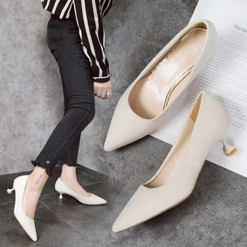 Новинка 2019 года сезон весна замшевые туфли на шпильке с острым носком Женская