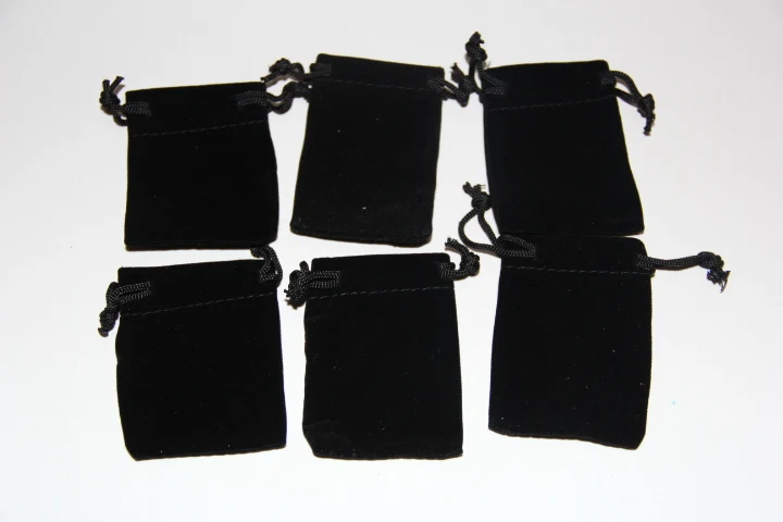 Выгодная цена 50*68 мм черный шнурок бархатная сумка для ювелирных изделий