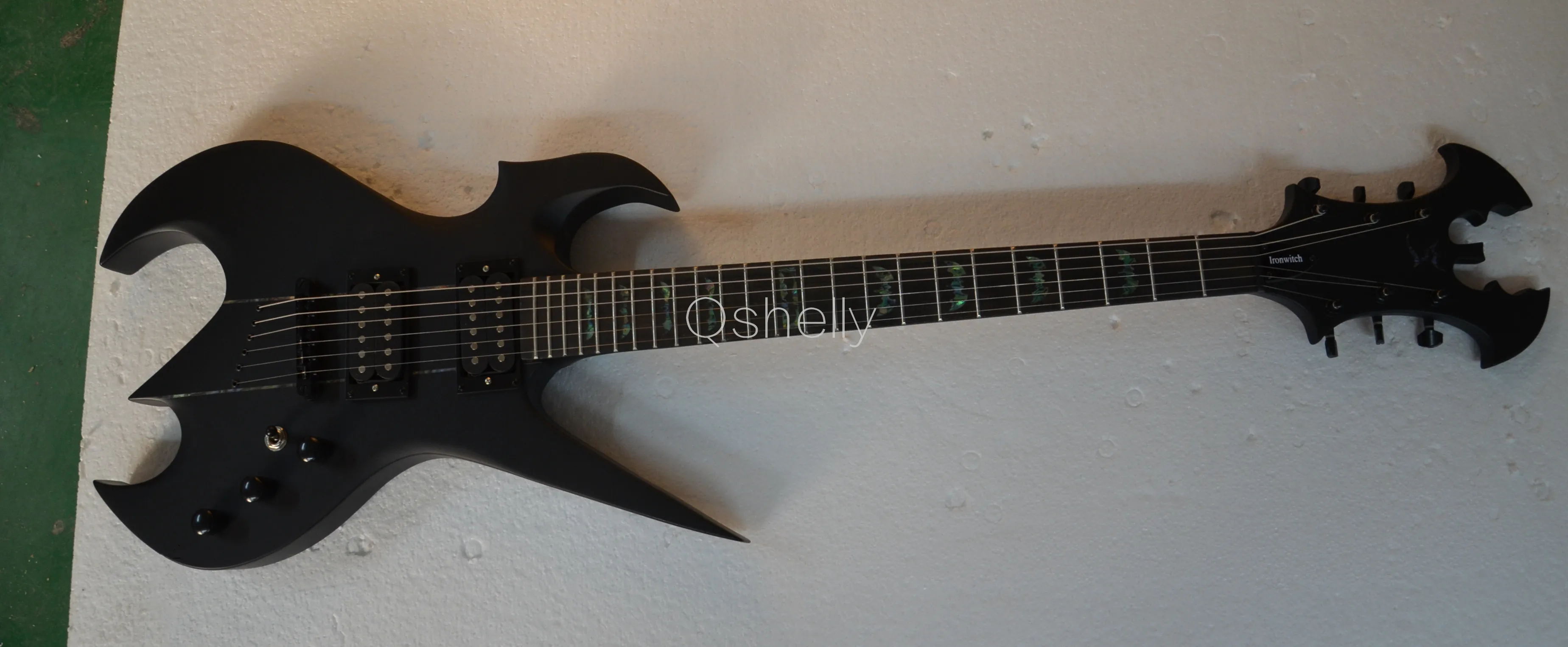 Высокое качество QShelly Пользовательские черный Ольха тела шеи через ebony fingerbord ушка Топ полоса Летучая мышь инкрустация головной убор электрогитара