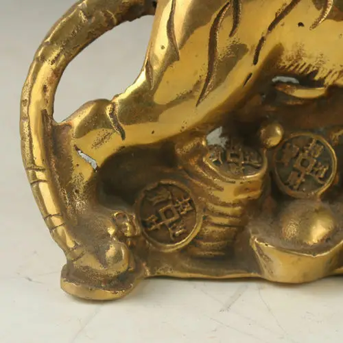 

Exquisite Chinese Pure Brass Carving Gilt Leopard Cheetah Ferocious Carnivores Yuanbao Wealth Animal Statue