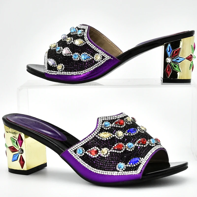 Итальянский комплект из туфель и сумочки фиолетового цвета украшенный стразами